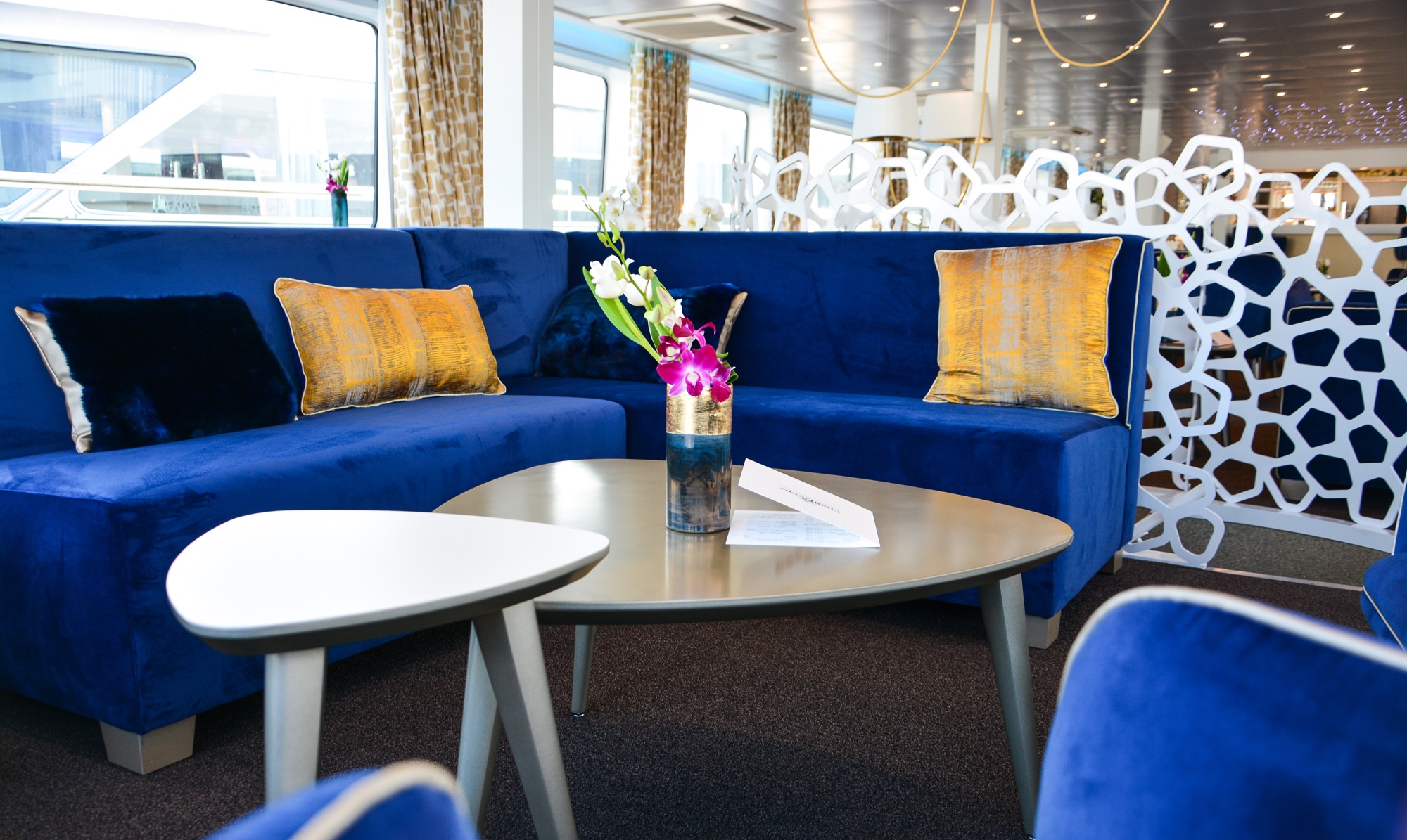 CroisiEurope MS Symphonie Lounge Bar 2.jpg